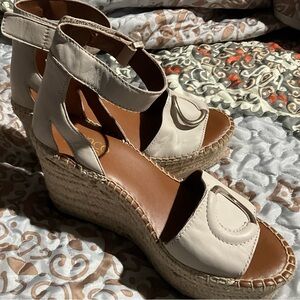 Gorgeous Classy Franco Sarto chalk colored wedge sandal with silver accent SZ 6M